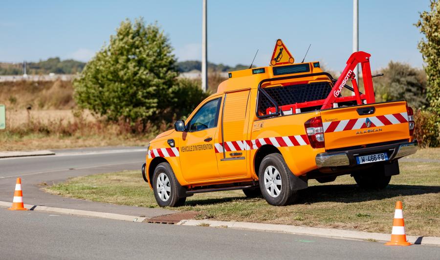  Renault Alaskan Road Safety Patrol by Durisotti 2016 года  (фото 16 из 22)